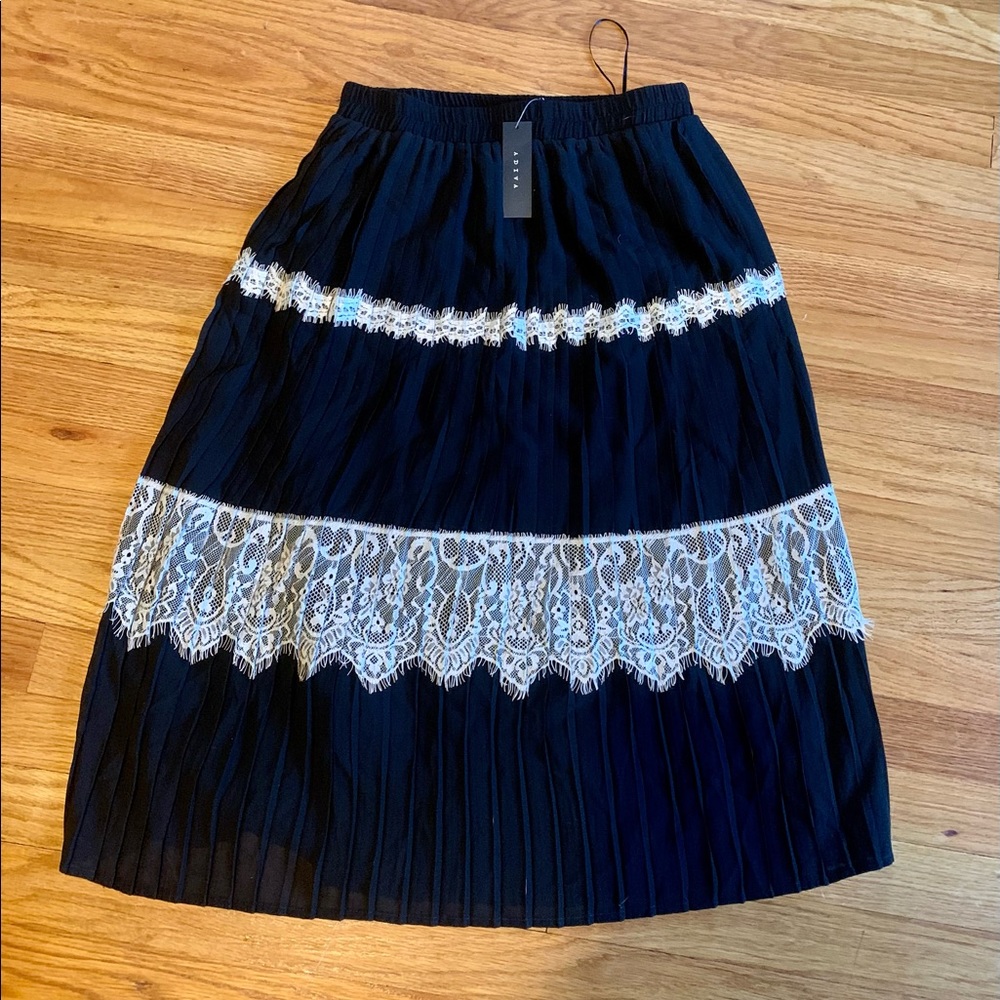 Adiva midi pleated black and lace skirt. Size medium. NWT